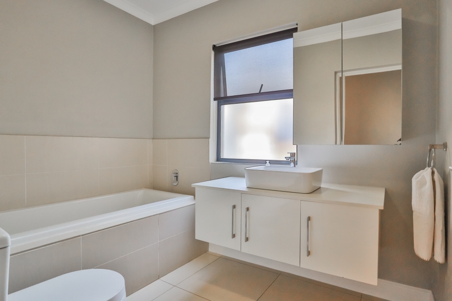 5 Bedroom Property for Sale in The Coves North West